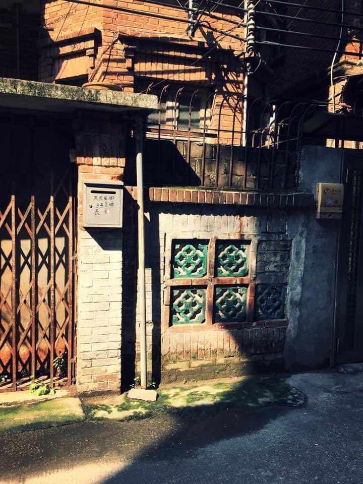 Yuwei's tweet photo. 中國。廣州。街拍

沒有一定要拍什麼大景大浪的，喜歡在頗具生活感的小街小巷��散步街拍，使用的是小相機還是手機都無所謂

拍照的初衷是自己所愛，而非為了證明能拍什麼張力時尚美感的。”美”，絕對不是目的。

Guangzhou, China - March 2019 https://t.co/wlKtDsrCEf