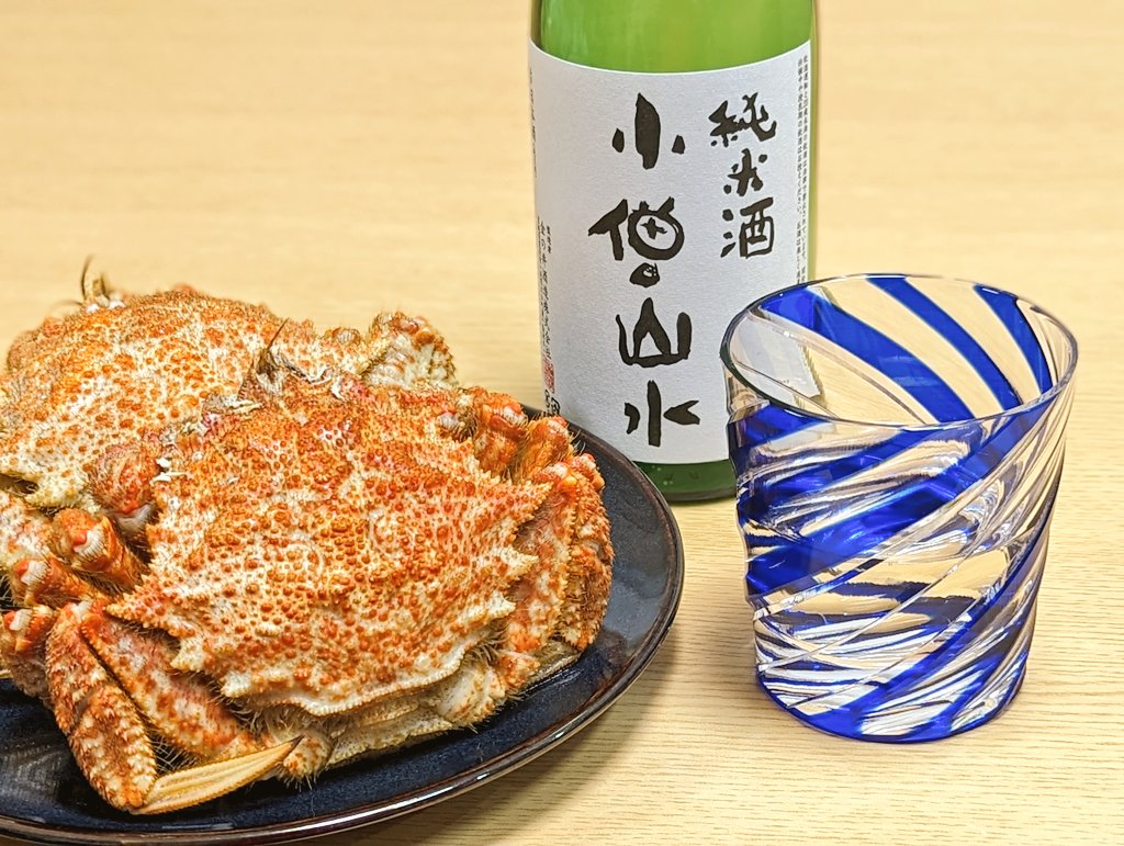 matsuo0201's tweet photo. 大晦日に旅行で購入した小樽切子を初出し。
純米酒の小僧山水と、松島の直売所で購入したクリガニでゆっくりと年越しし。(ﾟдﾟ)ｳﾏｰ

#小樽切子　#深川硝子工芸　#日本酒　#純米酒　#金の井酒造 https://t.co/jeXy7RJPn8