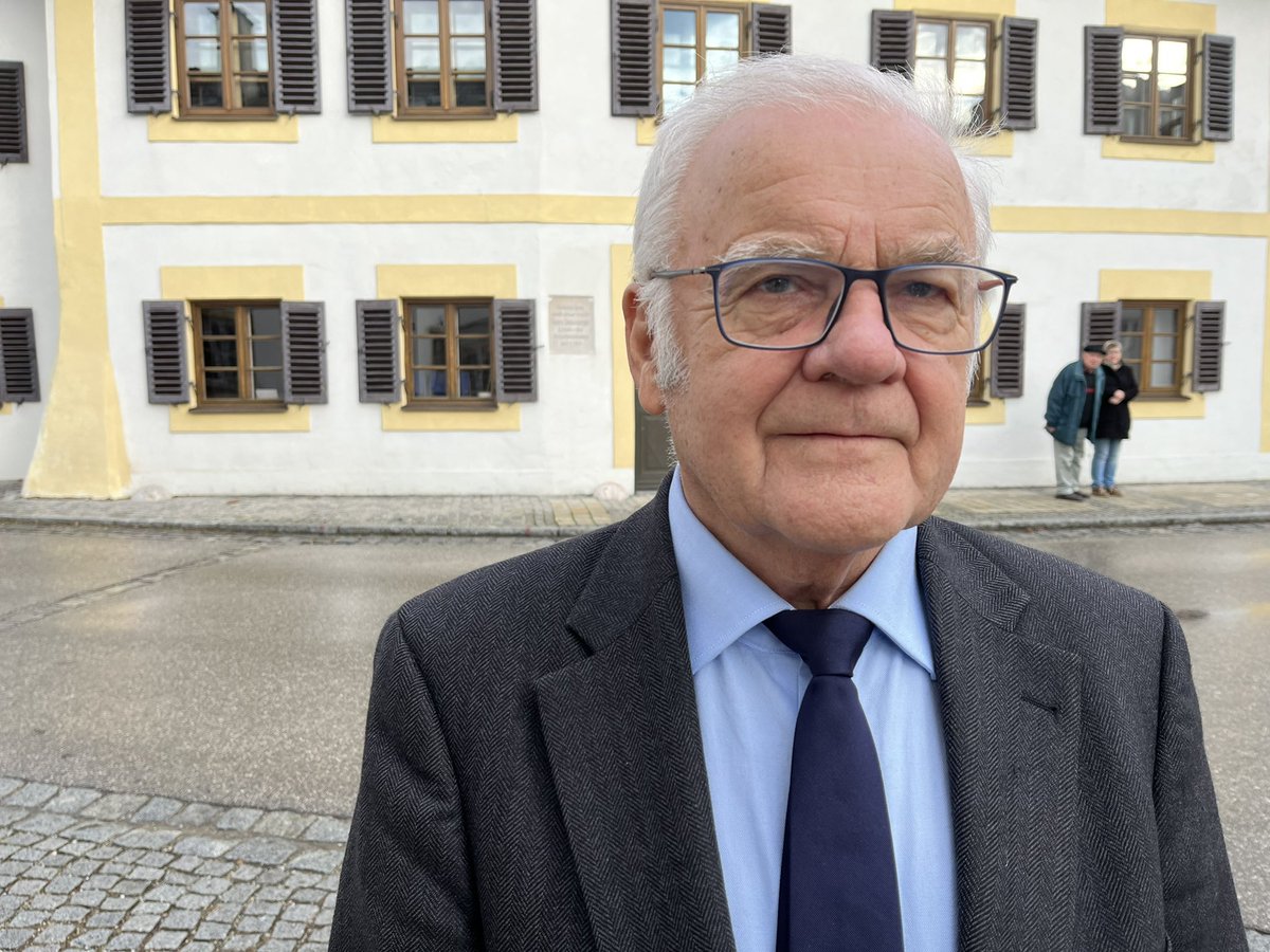#BenediktXVI: Marktl trauert um seinen einzigen Ehrenbürger“, sagt Marktls ehem. Bürgerm. Hubert Gschwendtner. In #Marktl liegen nun Kondolenzbücher in Kirche &amp; Geburtshaus. „Wir wollen den Leuten einen würdigen Abschied ermöglichen.“, sagt akt. Bürgerm., Benedikt Dittmann. <a href="/BR24/">BR24</a>