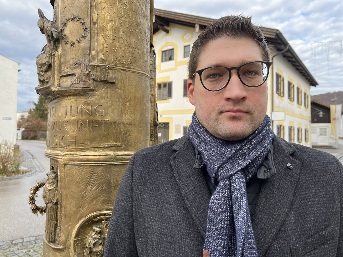 LailaHeyne's tweet photo. #BenediktXVI: Marktl trauert um seinen einzigen Ehrenbürger“, sagt Marktls ehem. Bürgerm. Hubert Gschwendtner. In #Marktl liegen nun Kondolenzbücher in Kirche &amp; Geburtshaus. „Wir wollen den Leuten einen würdigen Abschied ermöglichen.“, sagt akt. Bürgerm., Benedikt Dittmann. @BR24 https://t.co/5Y62w6nCeb