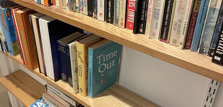 TIME OUT in the wild! 🏞Big thanks to brilliant author and friend <a href="/GeorgieCapron/">Georgie Capron</a> for sending me this pic from her #airbnb in Dorset ❤️#timeout #booksinthewild #NewYear