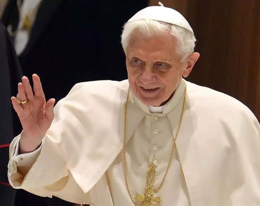 FloPortelli's tweet photo. A l’annonce de la disparition du Pape #BenoitXVI, je partage la peine de millions de fidèles.Dans un monde privé de débats de fond, ce grand intellectuel et théologien était en contradiction avec les diktats médiocres actuels de la communication. J’invite à relire ses encycliques https://t.co/EfICP1A81L