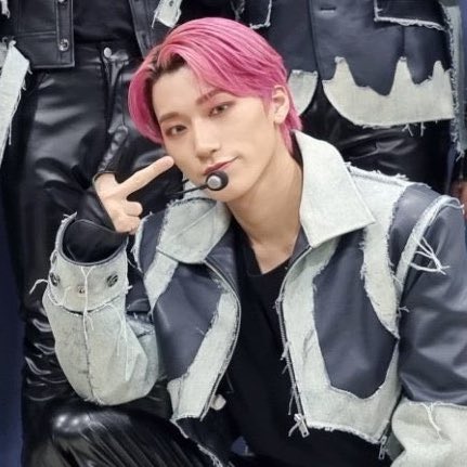 vasilissaadair's tweet photo. ateez stylist learned zero shit 😭😭😭 https://t.co/PF3ujLVJ3i