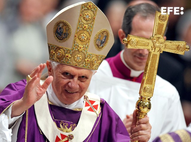EFEnoticias's tweet photo. #ÚLTIMAHORA | El funeral de Benedicto XVI será el 5 de enero en la plaza de San Pedro. https://t.co/xBfqsNGP9O