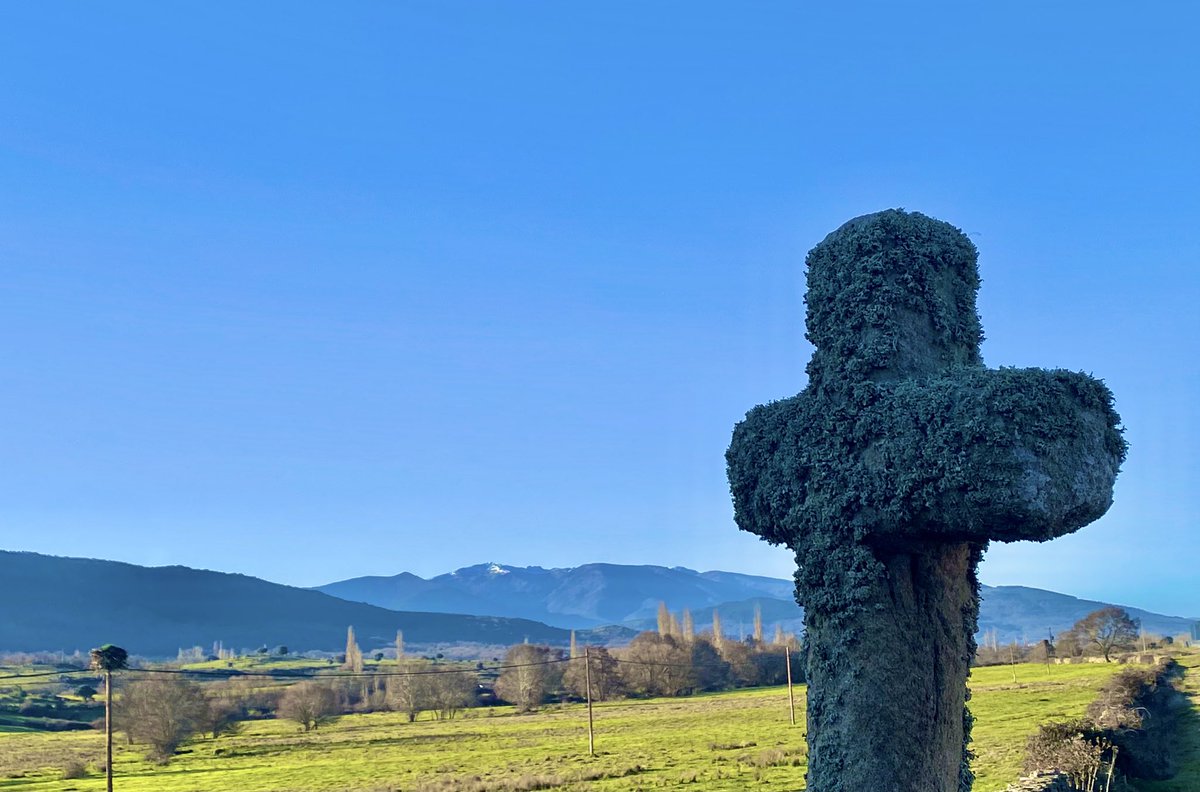 Que pido para el Mundo en 2023? Tal vez demasiado. Salud para quienes no  tienen sanidad,comida para el que pasa hambre, calor para quien muere de frío, una mano amiga para la soledad de los ancianos. Paz. Y un juguete para esos niños que jamás tuvieron ninguno.