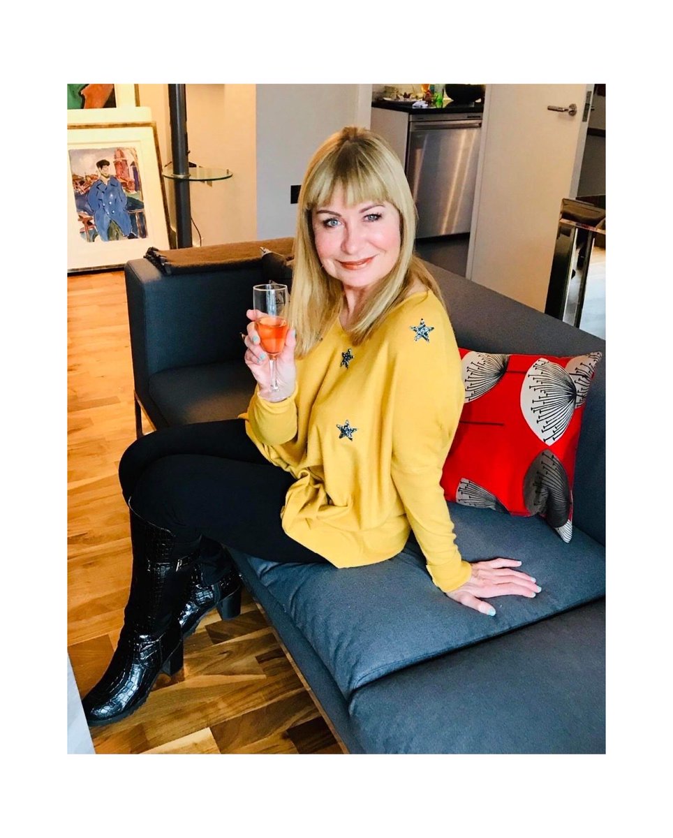 Blwyddyn Newydd Dda/Happy New Year, gyfeillion 🥂 Here’s to new opportunities 🍾