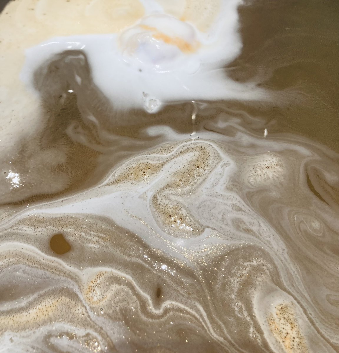 KarinCanisius's tweet photo. Eerst boos zijn en dan dit maken 😍Ik heb vanavond geen glitters nodig #lush https://t.co/pBDQ3rnPHF