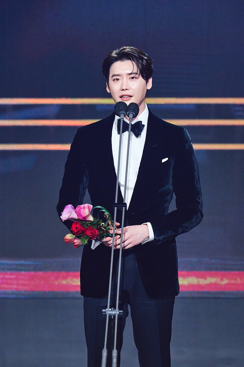 leejongsukfiles's tweet photo. Lee Jong Suk’s Acceptance Speech for winning “Grand Prize (Daesang)” at 2022 MBC Drama Awards 🏆✨ https://t.co/QlnwIVXU8F