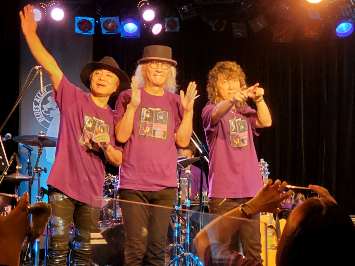 yukinekoyashiki's tweet photo. 今年はアルバム発売にツアーとライブ三昧
おかげでSNSで知り合えた皆さんとも直接会えたし🥰
幸せな時間をたくさんもらいました
来年もあったらいいな〜😆🎶
#fenceofdefense
#RetroStandard
#北島健二
#西村麻聡
#山田わたる https://t.co/3ufIYxKe1J