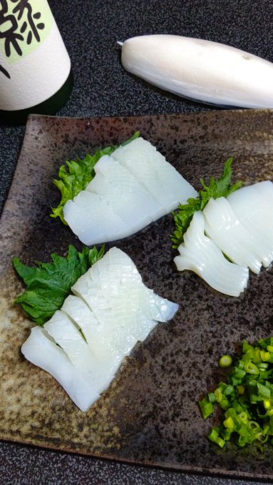 刺身とか生ものそこまで得意じゃないけどイカは大好き。
今年は釣ったスミイカの刺身、トンビ、ワタ焼き、墨リゾットまで丸ごと味わえて嬉しかった～☺️

だけど墨が凶悪な黒さで衣服に付いたら最後…落ちない🦑 