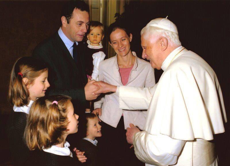 AMizoard's tweet photo. Merci très saint Père d’avoir été, avec tendresse, auprès des miens et de moi-même lors de nos rencontres. Par exemple lors dune audience touchante pour nos 10 ans de mariage, ou encore il y a 6 ans, alors que nous quittions Rome. Que Dieu accueille son serviteur avec tendresse ! https://t.co/H9bS9cH6RU