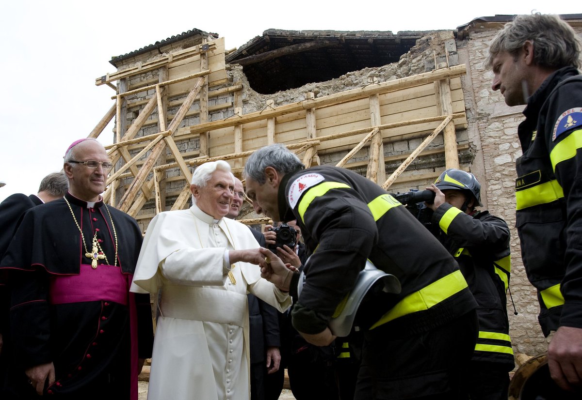 _lucari's tweet photo. Benedetto XVI ci salut�� a Onna tra le rovine del terremoto con una dolcezza incredibile, insospettabile per come lo conoscevo dalla televisione. Una timidezza profonda, secondo me arrossì pure 

#BenedettoXVI #PapaRatzinger #BenediktXVI #vigilidelfuoco #31dicembre https://t.co/BZ74r2BiFD