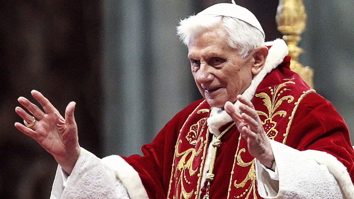 VittorioSgarbi's tweet photo. Qualche anno fa paragonai il pontificato di Benedetto XVI alla “Scuola di Atene” di Raffaello, dei Musei vaticani.
E' un’opera splendida, nella quale dominano luce, bellezza, sublimità e tendenza all'infinito: gli stessi caratteri distintivi del Magistero di Benedetto XVI. https://t.co/EpOsMvQEdE