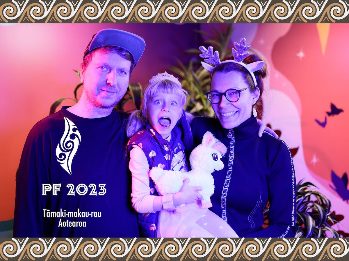 BobaMBaluchova's tweet photo. Ngā mihi o te Tau Hou / Have a Happy New Year / Šťastný rok 2023 prajeme!!

#detstvo #childhood #vychova #parenting #family #kiwiLife #PF #PF2023 #toveTuiOnBoard #kiwiSummer #tiki #nzSummer #HNY #happyNewYear #allrightNz #auckland #nz #ourAkl #aotearoa https://t.co/uWXdBjFBwE