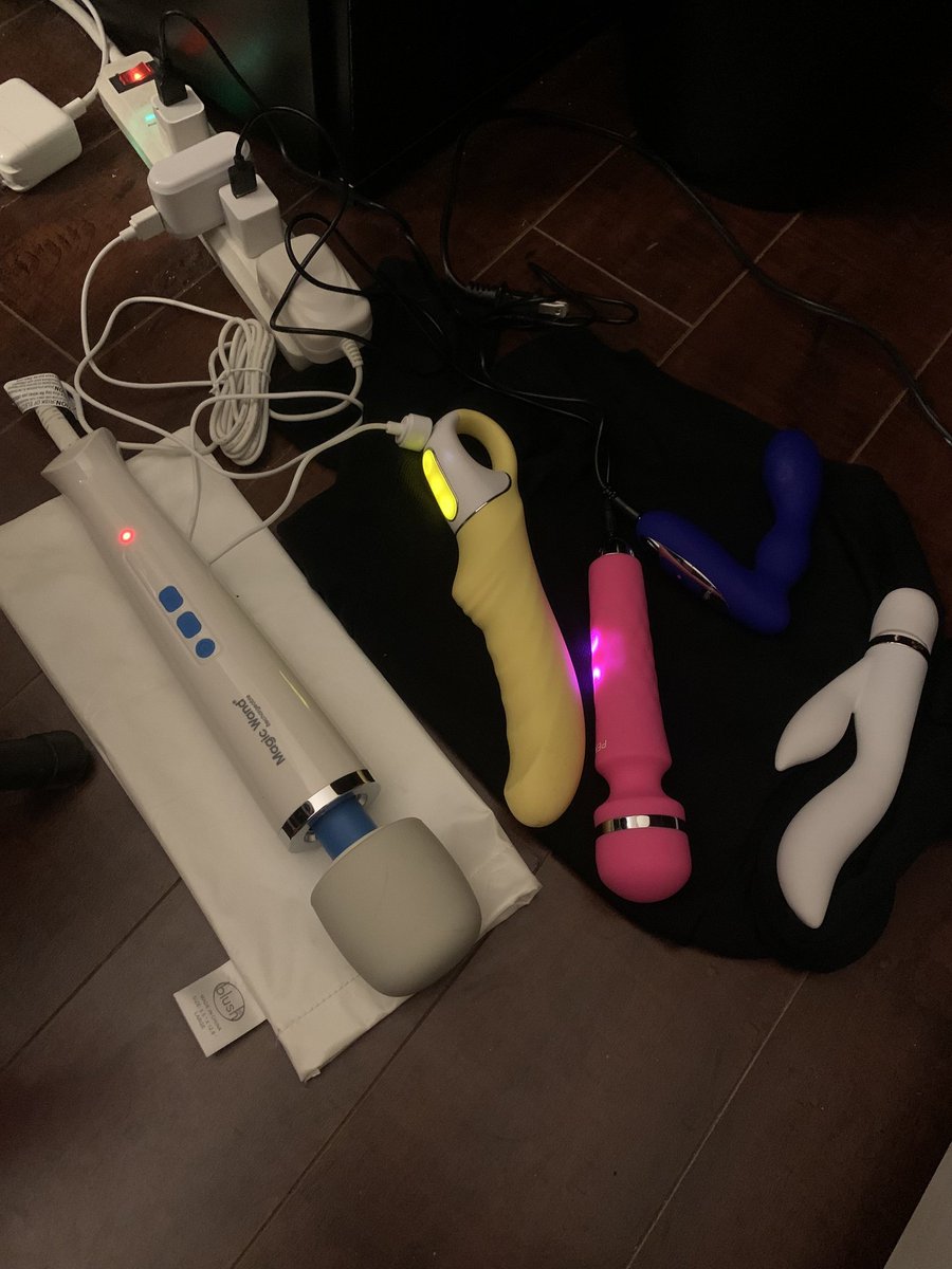 ElAmineDeBra's tweet photo. Tu vas faire comment pour satisfaire une fille qui utilise ces trucs ? https://t.co/ehsPT2FnJP