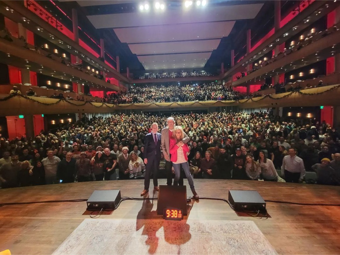 Standing Ovations Live tweet media