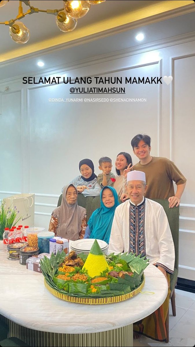 anggaupdate's tweet photo. 221231 📸 anggayunandareal16 and dinda_yunarmi ig story update.

Selamat ulang tahun, Mama Angga ☺️❤️ https://t.co/2w2OXNPnaY