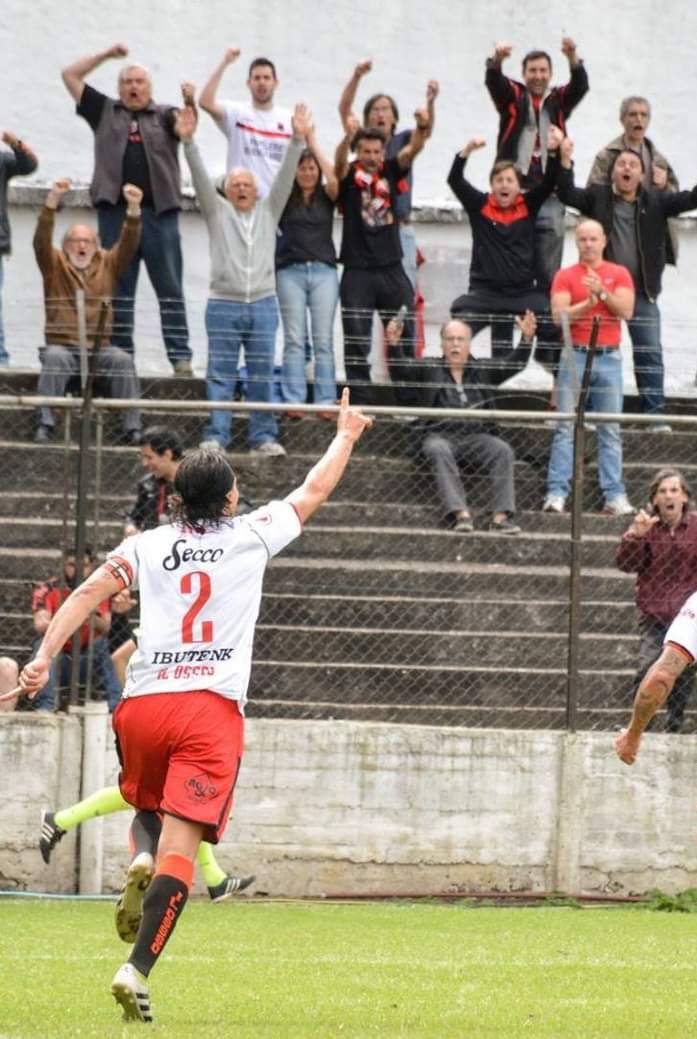 Se termina el año y es un gran momento para decirte: 

¡ETERNAMENTE GRACIAS, CAPITÁN!

La imagen te representa a la perfección, un verdadero líder, que nos regaló infinitas alegrías.

#CapitánEterno #LG2 

#SoloDefensores 🔴⚫️🔴