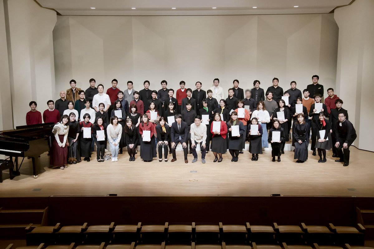 ChoraleSemplice's tweet photo. はるまちコンサートの集合写真が届きました！写っていない方も含め、様々な方のご協力にとにかく感謝です。
コラセンサウンドをより多くの方に届けられた上、他団体の演奏に刺激を受け、今後の活動に繋がる良い機会となりました。来年のコラセンにもご期待ください！
皆さま良いお年を！🎍#はるまち https://t.co/Qf3F4XSHue