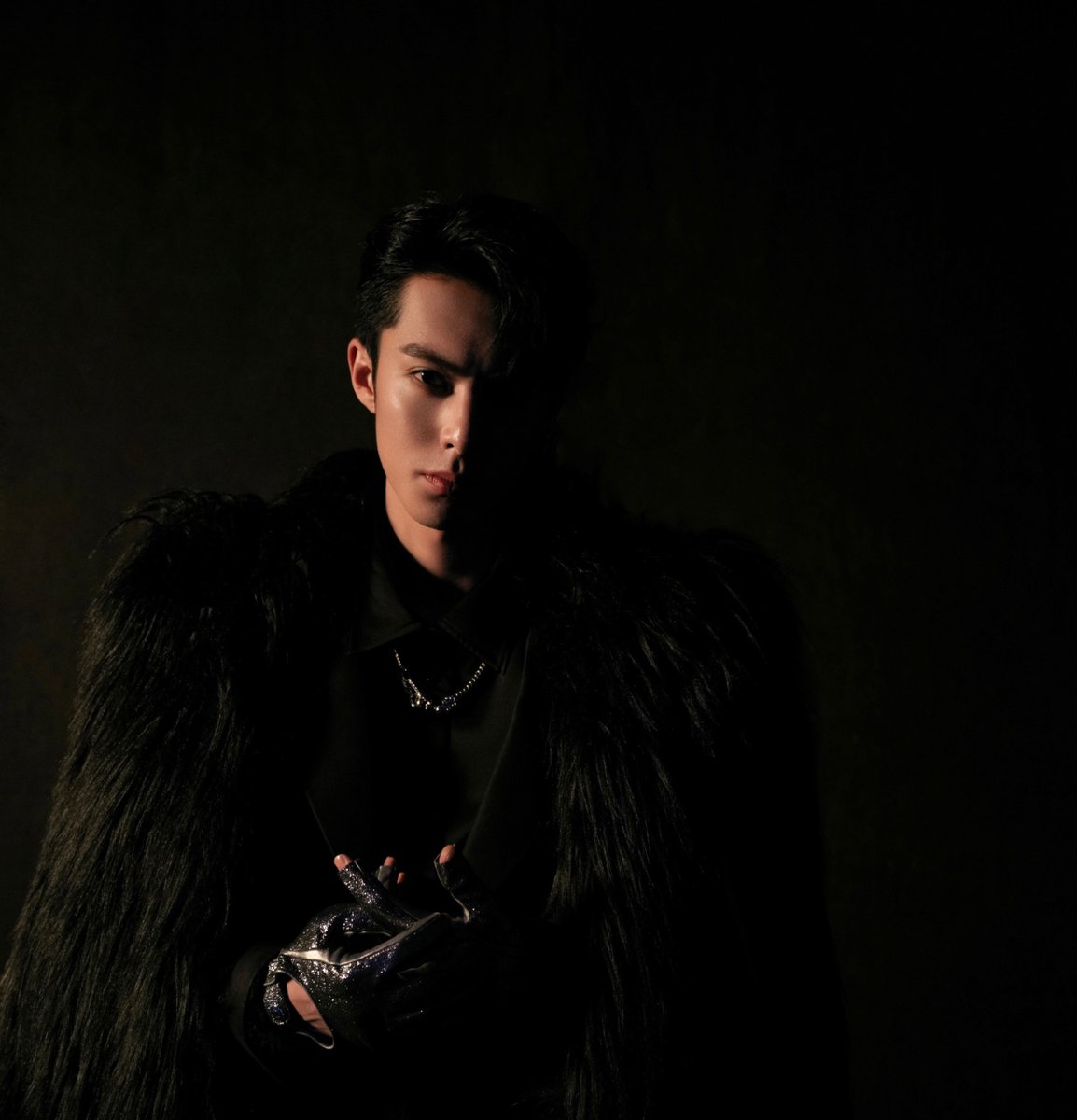 dramapotatoe's tweet photo. #DylanWang in his second look for Hunan TV’s New Year’s Eve Gala 

More - https://t.co/pPAMHlSHEM

#wanghedi https://t.co/W21IQ301HC