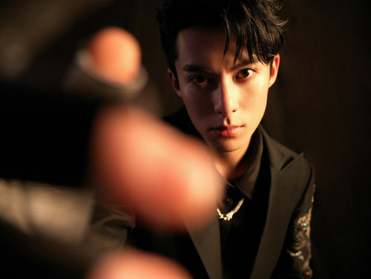 dramapotatoe's tweet photo. #DylanWang in his second look for Hunan TV’s New Year’s Eve Gala 

More - https://t.co/pPAMHlSHEM

#wanghedi https://t.co/W21IQ301HC
