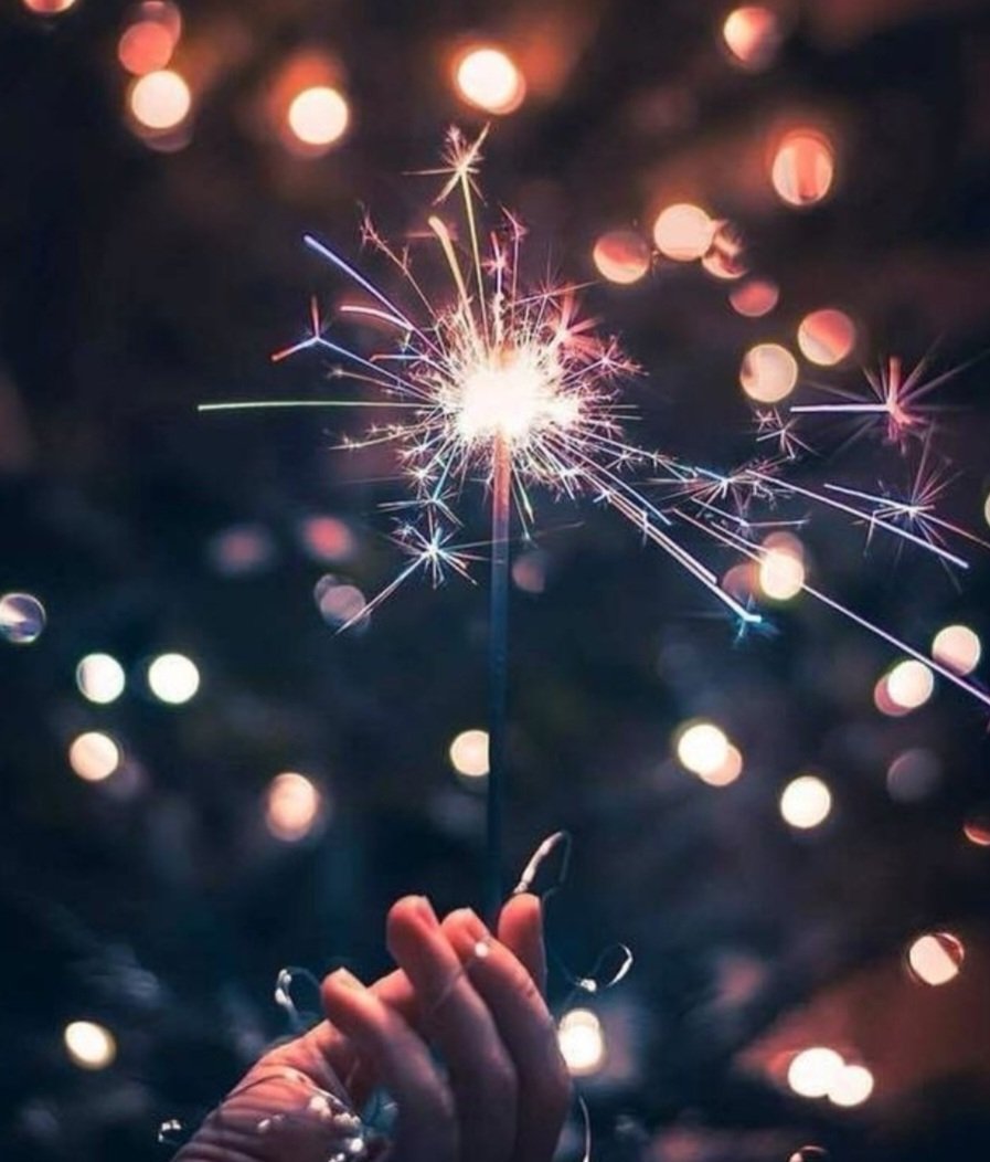 Für das neue Jahr wünsche ich allen, die mir folgen 2 Dinge:
alles und nichts!
Alles, was euch glücklich macht
und 
nichts, was euch verzweifeln lässt! 
Rutscht gut rein! 🫶