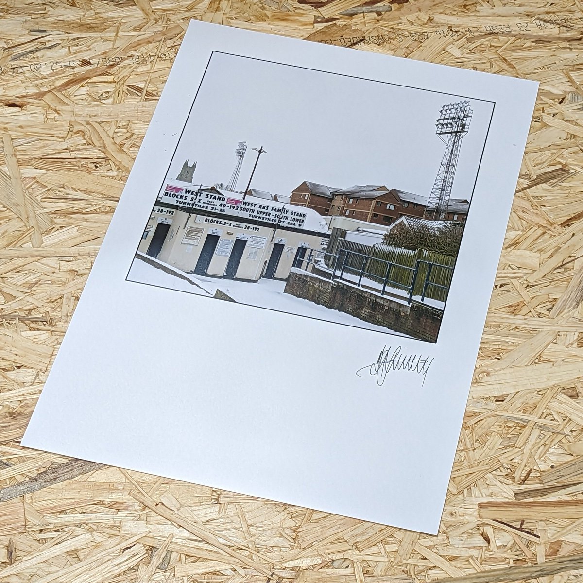 It's a carry over ...

'The New Year's Day prediction giveaway'

Win a pair of boots signed by Darren Currie, Signed prints by Adam Barrett, Stan Collymore ...and me!

Away win predictions only ... don't forget to RT.

Good luck Shrimpers.