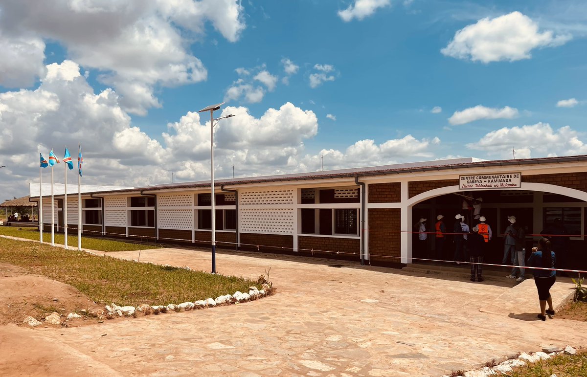 midimu_cd's tweet photo. 31.12.2022 | #KasaiOriental 
Le Président de la République #FATSHI inaugure ce samedi le Centre communautaire de Kabeya Kamuanga  « Étienne Tshisekedi » dans la Province du Kasaï-Oriental.

#Midimu, les œuvres en béton ! https://t.co/4otHcNZMre