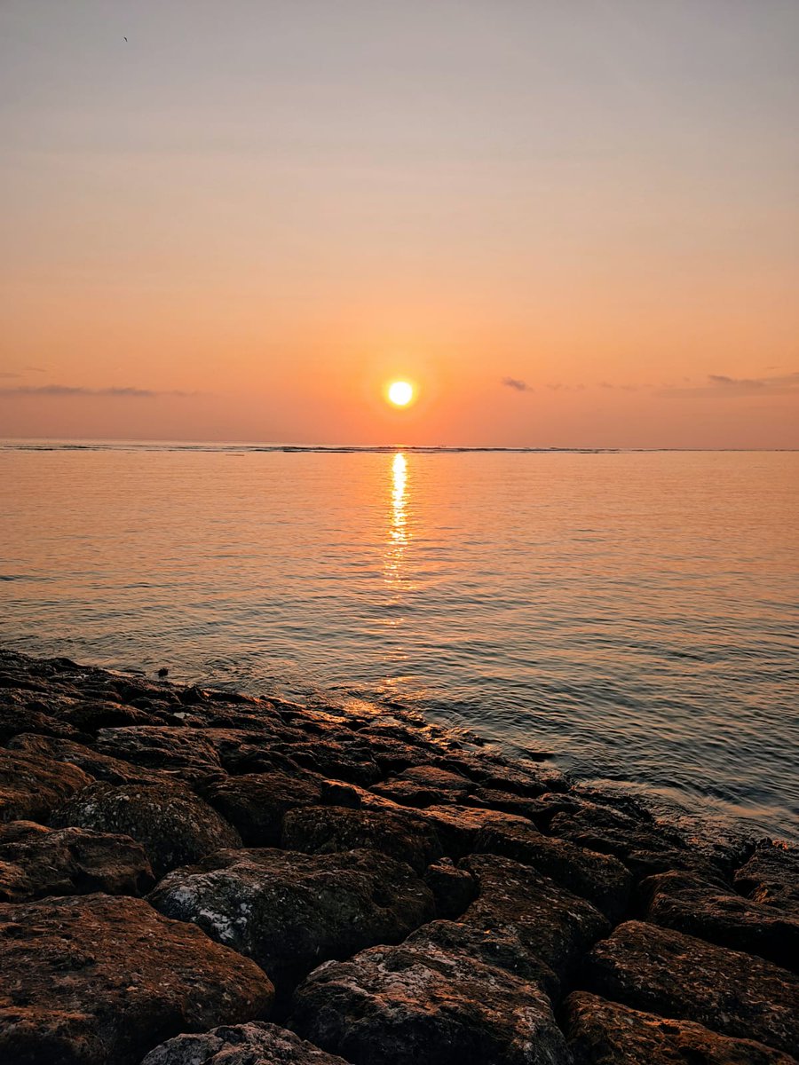 rikoimade's tweet photo. Bali's Last Sunrise of 2022 https://t.co/euKPyEEhU2