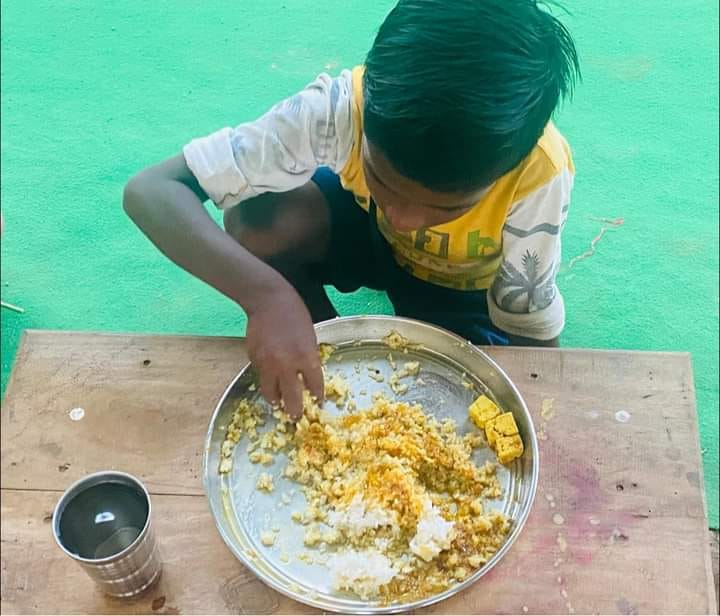 3 टुकड़ा पनीर मिली। तीनों साइड रख दिया। ऐसा नहीं कि पसंद नहीं। रखा इसलिए कि खाने के आखिर में स्वाद लेकर खा सके।

घर पर बनती नहीं, हर दावत से पहले लगता है कि खूब खाएंगे पर मिलता ही 3 टुकड़ा है।

(लोवर क्लास बच्चों के लिए पनीर मिलना भी किसी सपने के पूरे होने जैसा है)