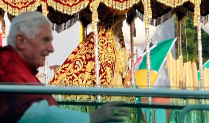 jlsanzalcalde's tweet photo. Un momento que quedará para la historia de la Iglesia de Sevilla. El Papa Benedicto XVI, ante el mundo, rezó a la Virgen de Regla de la @HdadPanaderos como cierre del Vía Crucis de la #JMJ2011 de Madrid. Hoy ha fallecido y su recuerdo quedará para siempre en imágenes como estas. https://t.co/jlzPkV1kb5