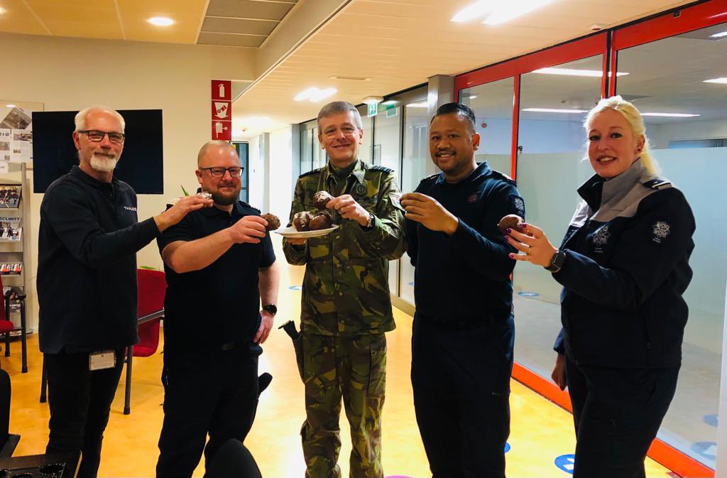 LtGenbdVerbeek's tweet photo. Rondje Veluwe met oliebollen langs de collega’s van de bewaking #DBBO Ook op oudejaarsdag actief! 24/7 #DOSCO https://t.co/7WB7bpKf4K