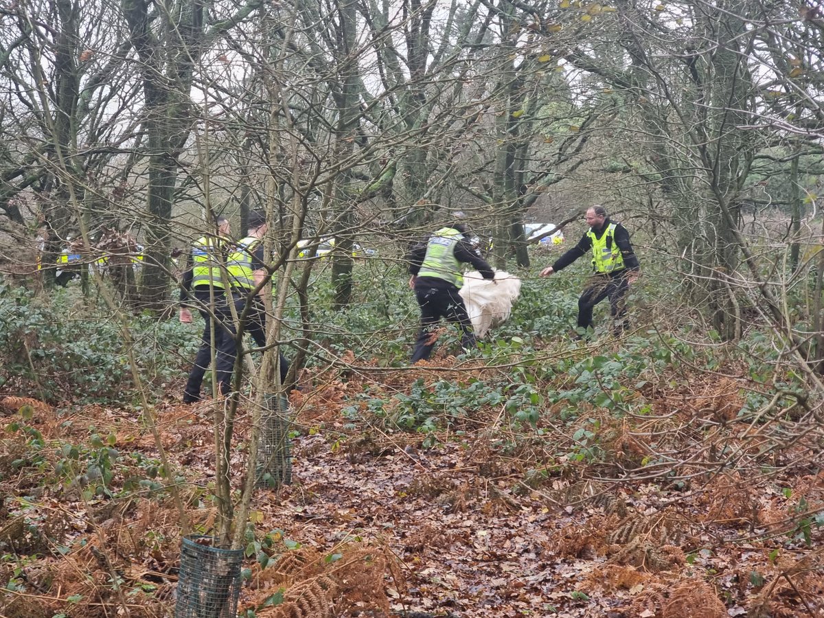 bedspolicerural's tweet photo. You can never say you've done it all in this job.
We've received a call from public to a rea running loose. Withing few minutes culprit was located and detained.  It's now safely on its way home. What an end to our year #DidYouCatchThisSwanYet ? #ruralpolicing https://t.co/2ZEkdKd2MT