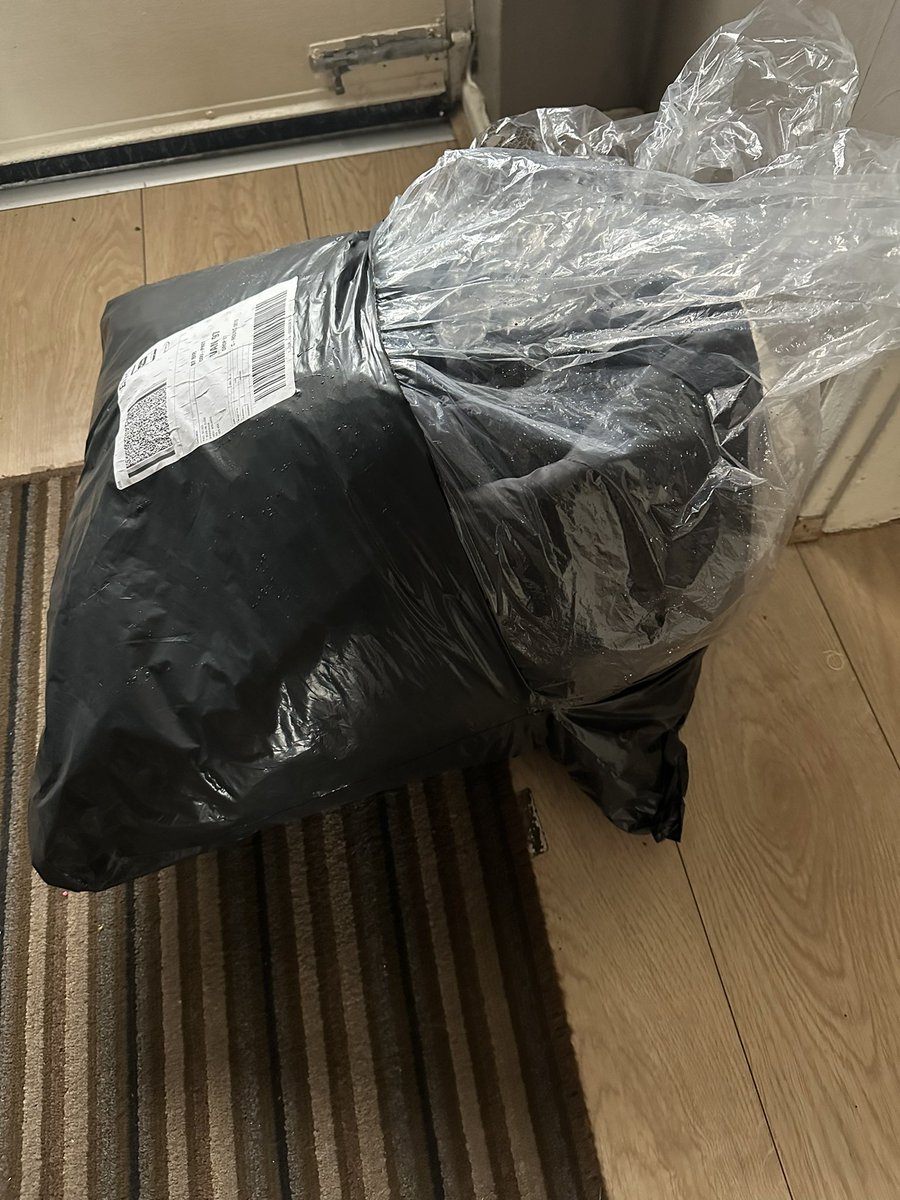 delves1's tweet photo. Evri take the piss man! Suppose the delivery driver wanted to check what type of coat it was before seeing if it was worth robbing or delivering https://t.co/MoPoZivAHf