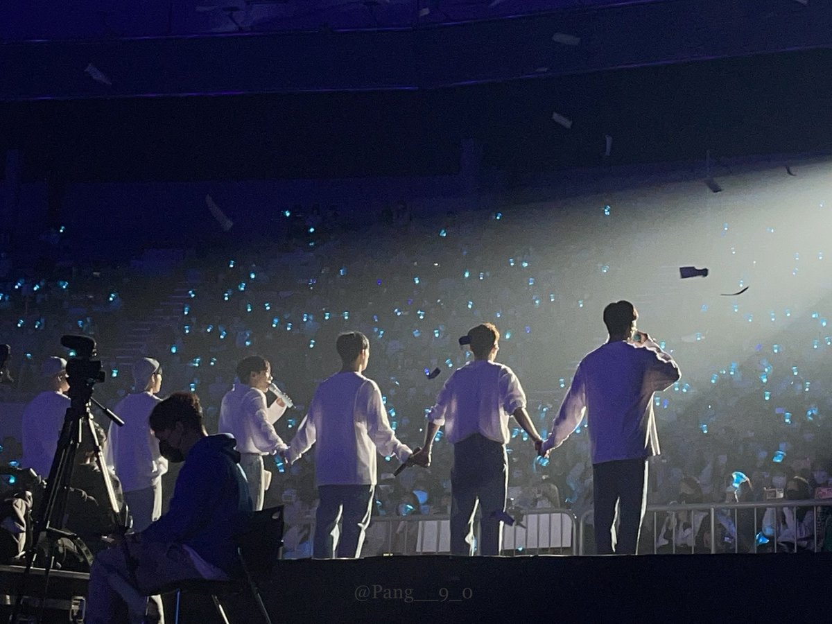 Pang__9_0's tweet photo. 221230 #비투비 #BTOB
#서은광 #이민혁 #이창섭
#임혁식 #프니엘 #육성재

푸른 불빛 위에서 영원히 빛나길 https://t.co/mATbZQRVgc