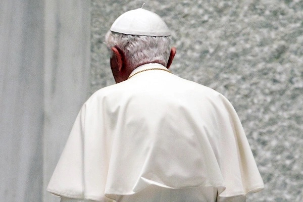 AndyArnts's tweet photo. Vanochtend is emeritus paus Benedictus XVI overleden. Daags na zijn verkiezing tot paus op 19 april 2005 schreef ik deze open verdedigingsbrief n.a.v. alle kritiek op zijn benoeming: https://t.co/E0AX7YZugR https://t.co/FL4XFofWBy