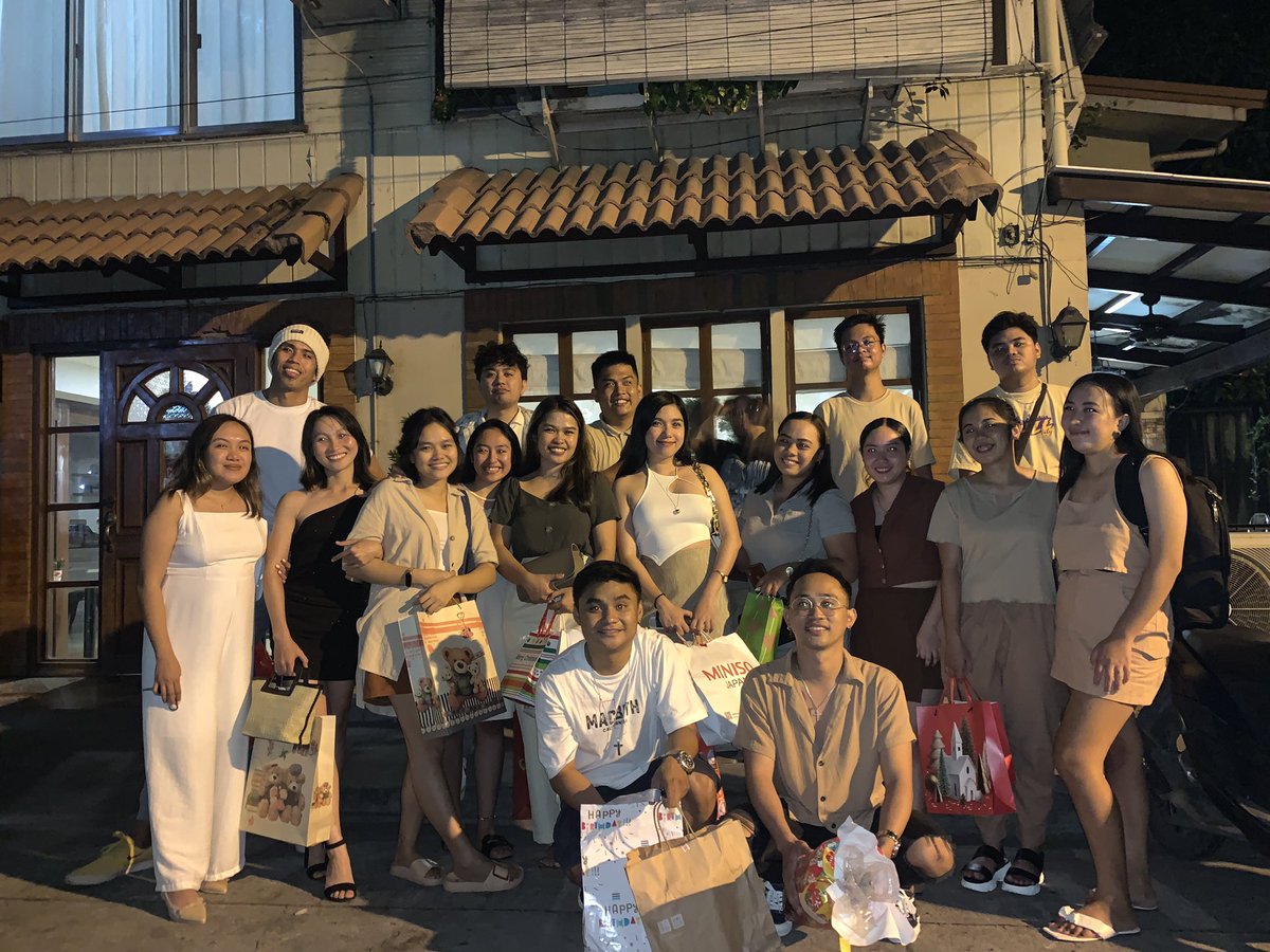 KimMaat's tweet photo. Can’t survive Engineering Life without these people! Love you engineers (+partners) 💘
*insert Nica, Shaira & Jo 🫶🏻
#EST2014 https://t.co/e9QXk5cUOm