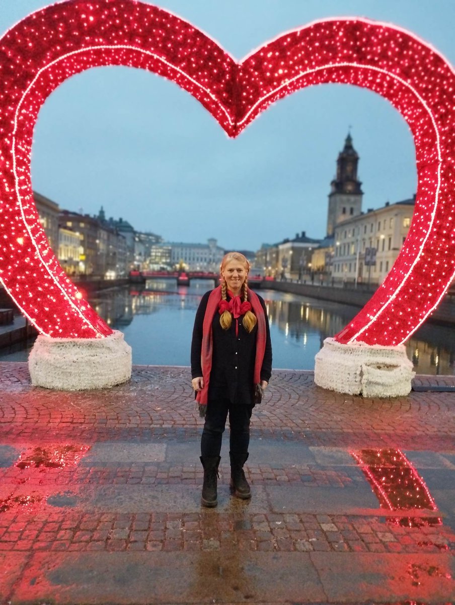 AnnaHanssonMP's tweet photo. Nytt år✨Nya möjligheter
Jag kommer främst att ägna mig åt Veganna AB – mitt nystartade företag. Det blir en vidareutveckling av min tidigare hobbyverksamhet med veganska sociala event, vandringar i naturen, vilda ätliga växter &amp; hälsa. https://t.co/iL1cl5q2T7