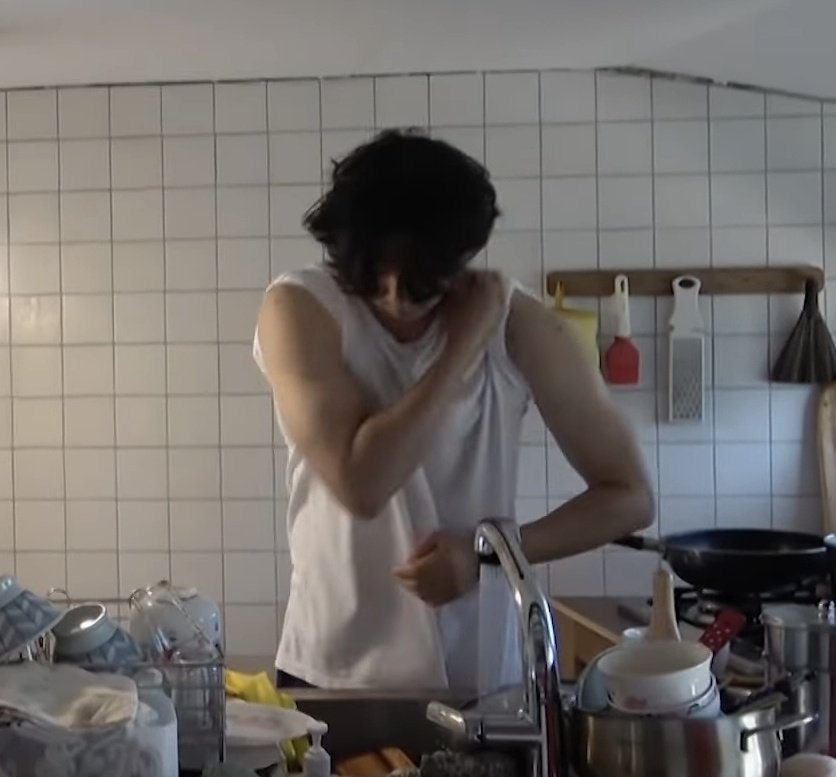 하영정우 주라... 김정우 아침에 눈 못뜨고 어기적어기적 기어나오면 어제 저녁먹은거 치우고있는 송하영주라... 김정우 지는 수면바지 아무지게 입고있으면서 경위님 옆에 없으니까 너무 춥다고 설거지하는 송하영 허리 뒤에 찰싹 붙어 꼭 끌어안구 배에 손 쑥 집어넣어서 복근 만지는 김정우 주라...