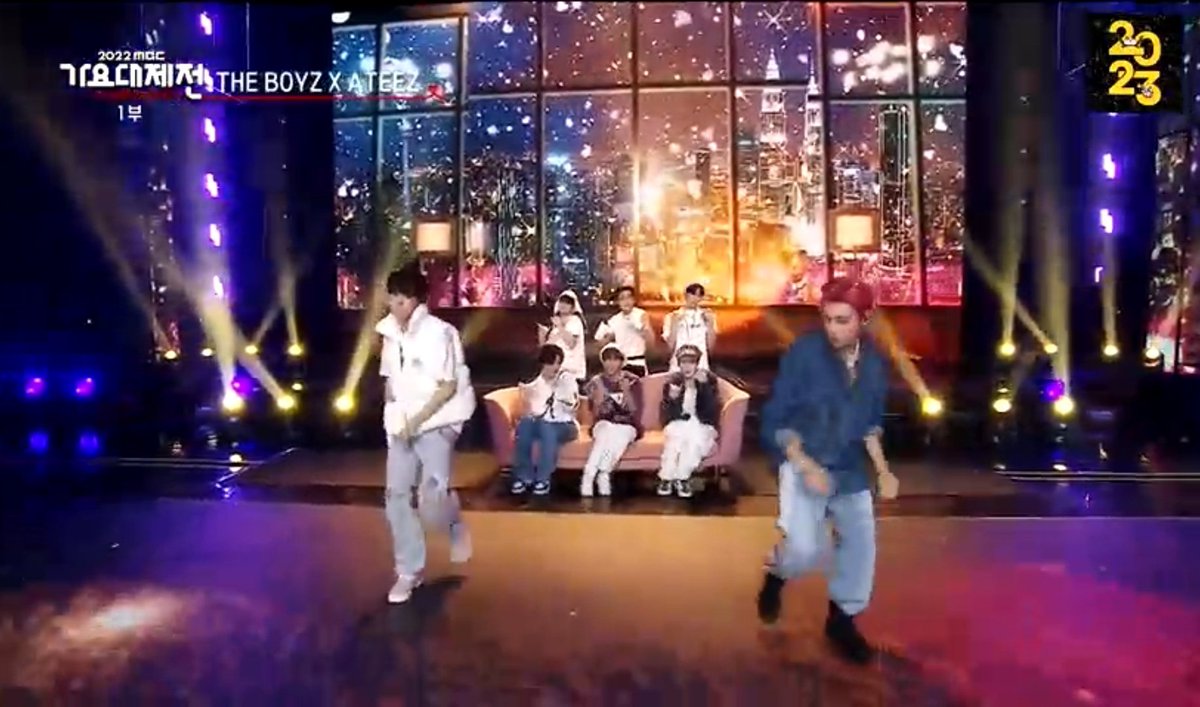 jumiluvily's tweet image. KLCC in the back theboyz and ateez 😭