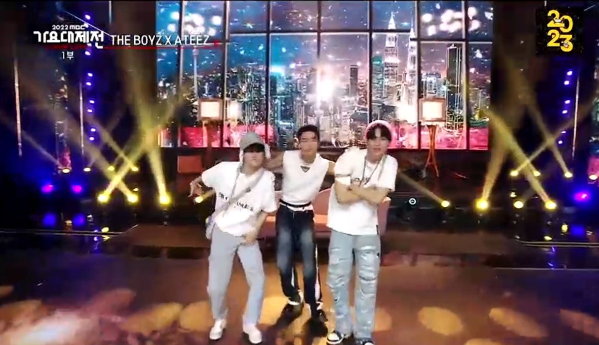 jumiluvily's tweet image. KLCC in the back theboyz and ateez 😭