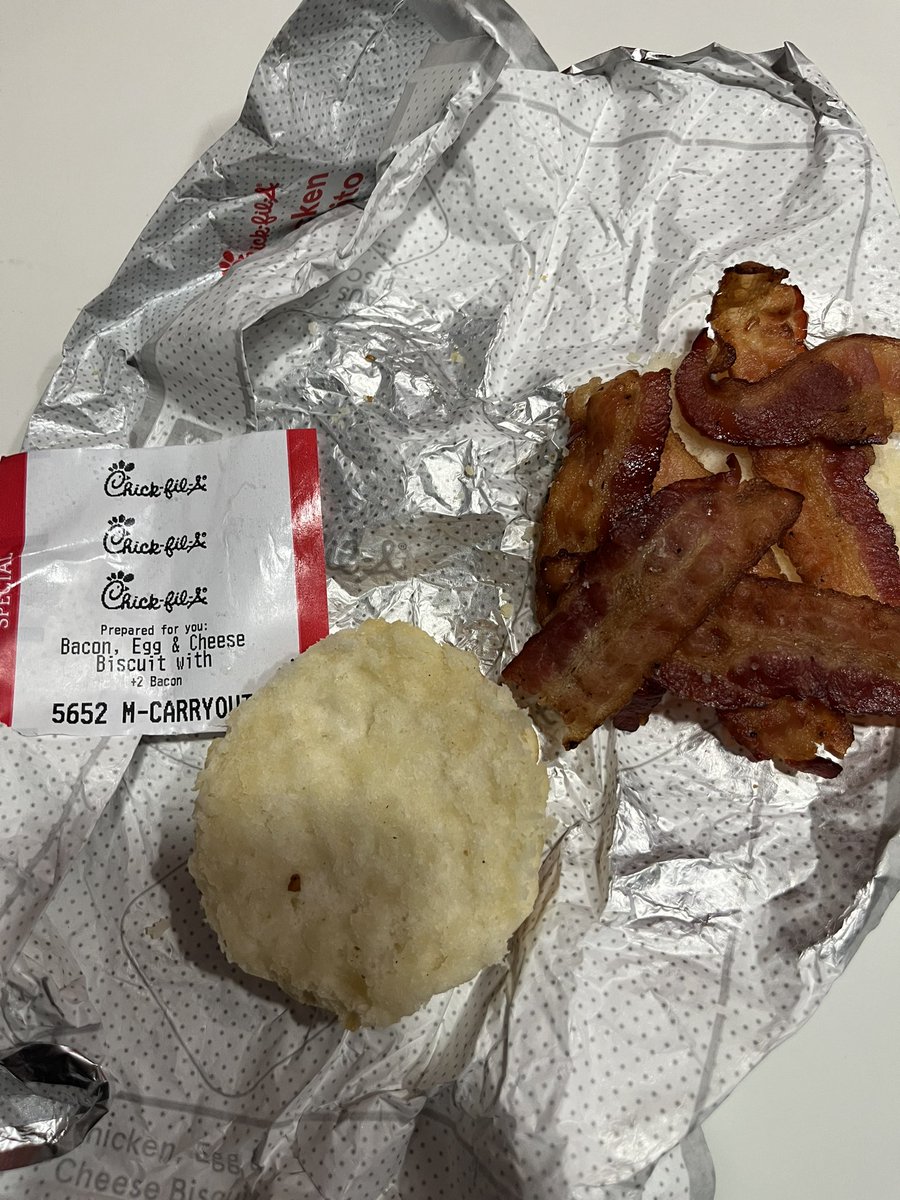 mattrodstage's tweet photo. Ordered a bacon egg &amp; cheese biscuit with extra bacon and got this. Where’s the egg and cheese? @ChickfilA #ending2022onafail https://t.co/FtpUYe1Gwz