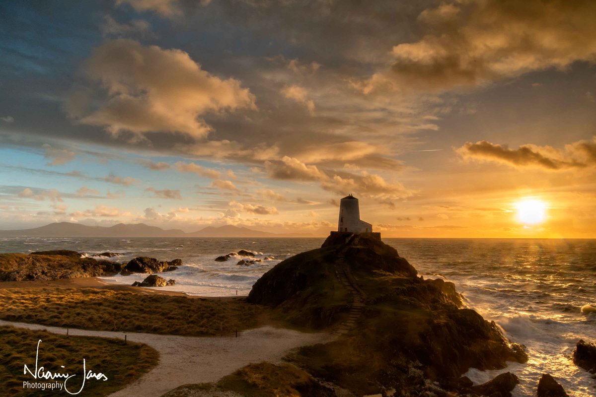 my last trip out for 2022 was a lovely day trip to #anglesey to see the red squirrels and some crashing waves! Great fun and definitely blew the cobwebs away! Wishing you all a Happy and Healthy #NewYear! 🥳 Looking forward to 2023! <a href="/Britnatureguide/">The British Nature Guide</a> <a href="/NatureUK/">NatureUK</a> #landscapephotograph