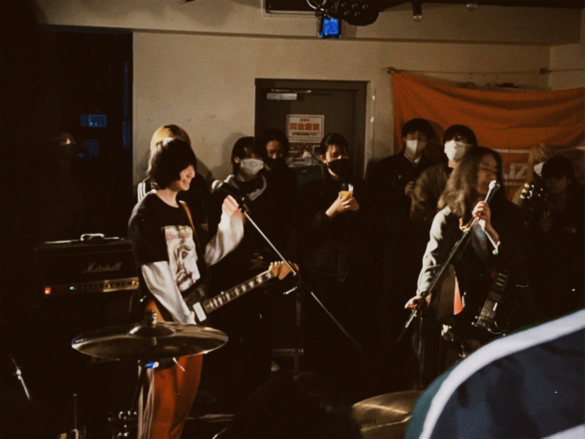 godzaku2's tweet photo. 俺は怒られても悲しくても俺の大切なものをバカにされたりしてもステージでは笑顔でいたいと思って今までライブをしてました。
最後はちょっと泣いたけど！
そんで俺はギターやめる気は無いんでコソ練して修行します✌️
C Caseやっててよかった！
ジャズマスター神崎 蓮でした！
大好きだぜ！
またな！ https://t.co/60fY3P4eaK