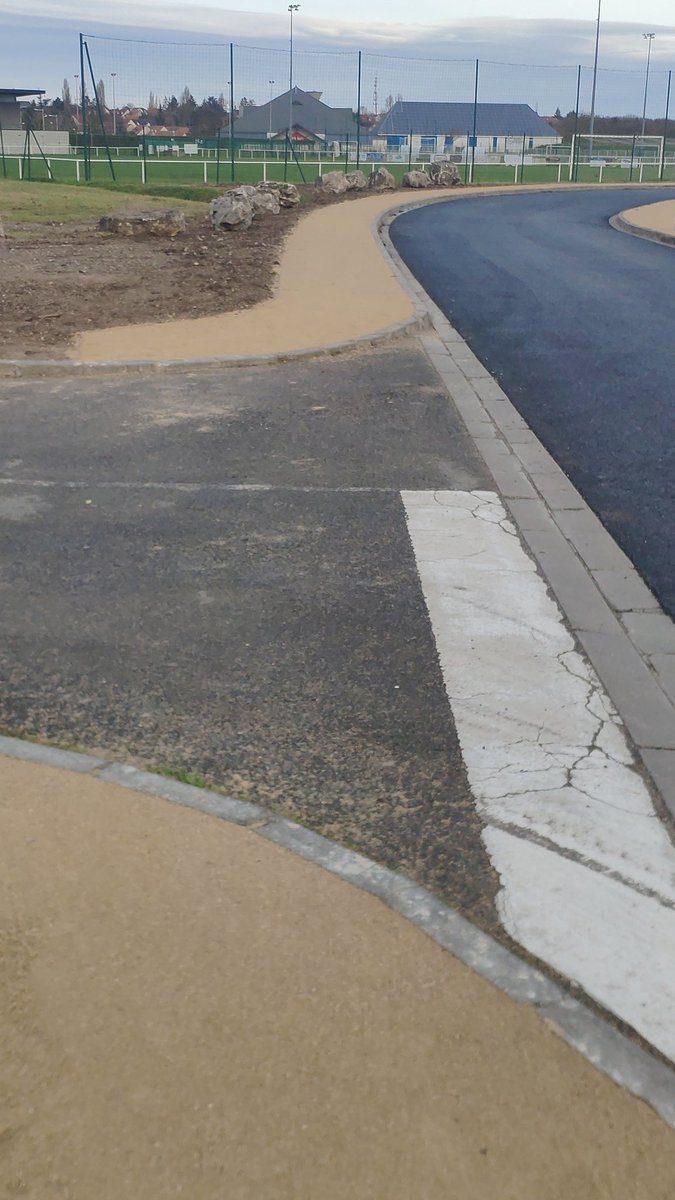 dammo_asso's tweet photo. Rien ne va rue de la Folie à Ingré : ressauts non réglementaires / sol meuble ... Nous avions pourtant prévenu les services de @metro_orleans 

La faible largeur de la chaussée va mettre en danger les cyclistes. 

🥴 https://t.co/h6yJKMjwK9