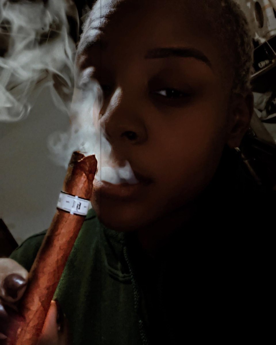 illusionecigars's tweet photo. 📷 by @sotl_ladydee: Happy Friday!!! Enjoying a H1 lancero @illusione_cigars  #herestotheweekend #cigarsmokersworldwide cosanostracigarclub https://t.co/tSoesHjk1j