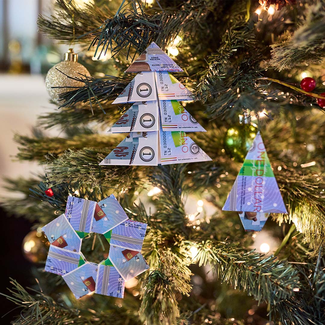 Nothing wrong with letting that tree hang out a bit longer - just make sure to water it 🎄🎄