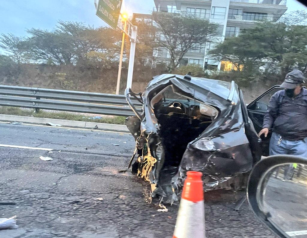 EcuNix's tweet photo. 🚨 #ULTIMAHORA 》Debido a un fatal siniestro de tránsito a esta hora, se encuentra cerrada parcialmente la Ruta Viva en sentido Quito-Aeropuerto.
🚑  Unidades de socorro 🆘️ en camino. 
TOMA VÍAS ALTERNAS https://t.co/yzIXyxyeHa