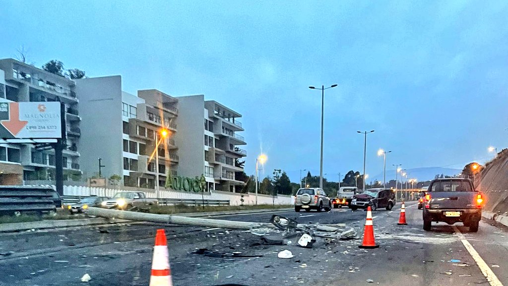 EcuNix's tweet photo. 🚨 #ULTIMAHORA 》Debido a un fatal siniestro de tránsito a esta hora, se encuentra cerrada parcialmente la Ruta Viva en sentido Quito-Aeropuerto.
🚑  Unidades de socorro 🆘️ en camino. 
TOMA VÍAS ALTERNAS https://t.co/yzIXyxyeHa