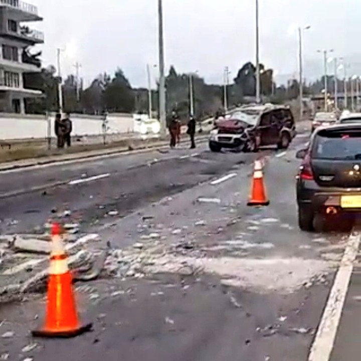 EcuNix's tweet photo. 🚨 #ULTIMAHORA 》Debido a un fatal siniestro de tránsito a esta hora, se encuentra cerrada parcialmente la Ruta Viva en sentido Quito-Aeropuerto.
🚑  Unidades de socorro 🆘️ en camino. 
TOMA VÍAS ALTERNAS https://t.co/yzIXyxyeHa